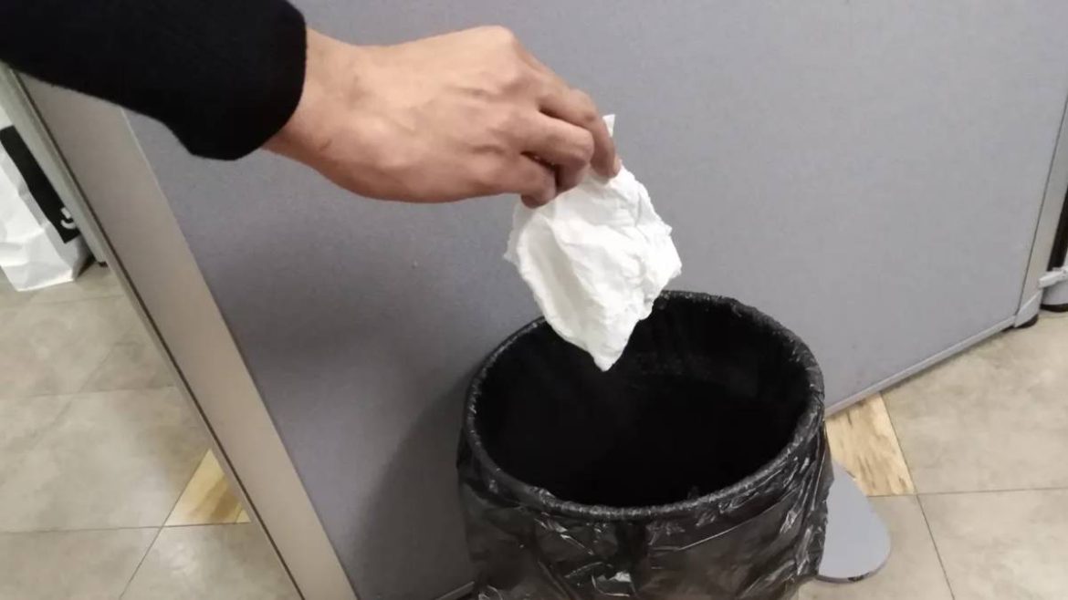 mouchoirs-et-essuie-tout-:-cette-erreur-de-tri-que-vous-faites-et-qui-coute-cher-a-la-planete