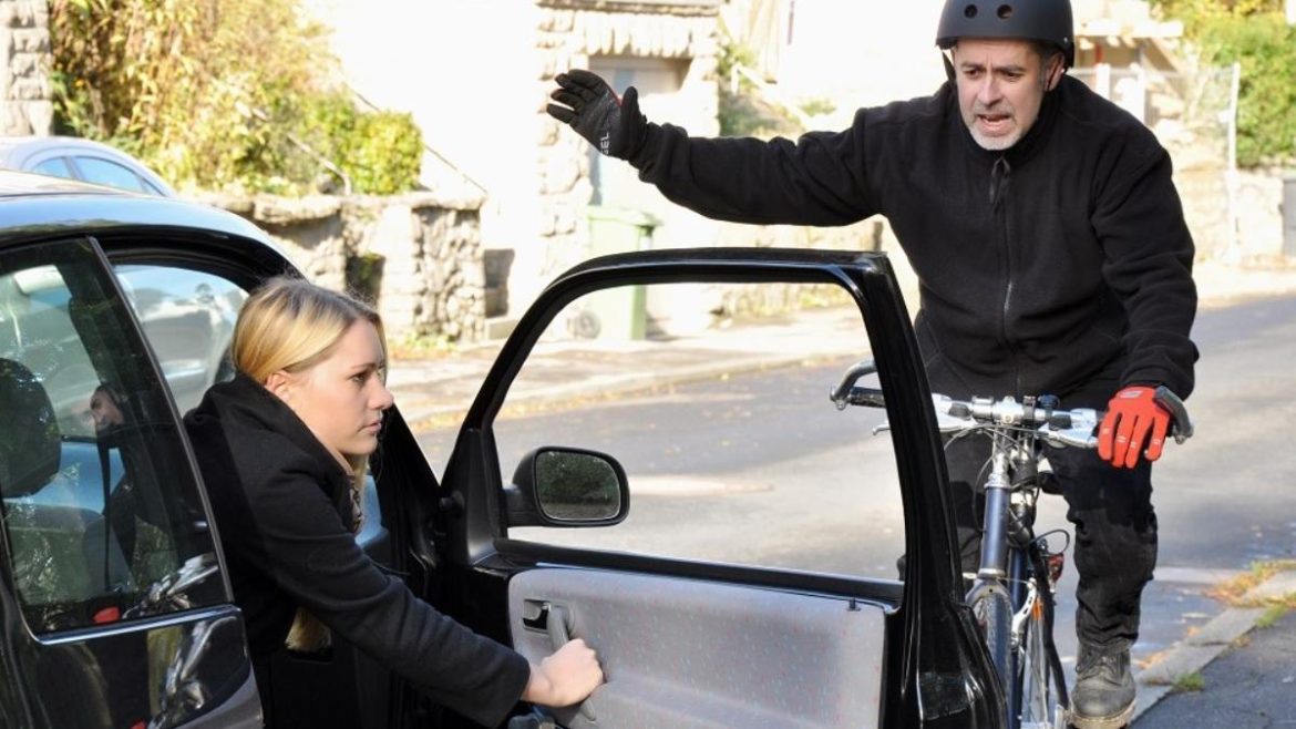 vous-n’ouvrez-pas-votre-portiere-« a-la-hollandaise »-?-une-amende-salee-pourrait-vite-tomber vous-n’ouvrez-pas-votre-portiere-« a-la-hollandaise »-?-une-amende-salee-pourrait-vite-tomber