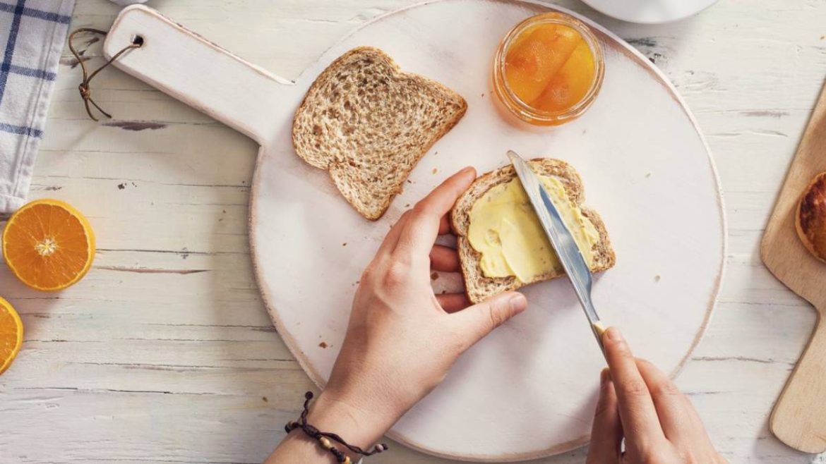 oubliez-le-beurre-le-matin-:-voici-avec-quoi-tartiner-pour-eviter-les-pics-de-glycemie