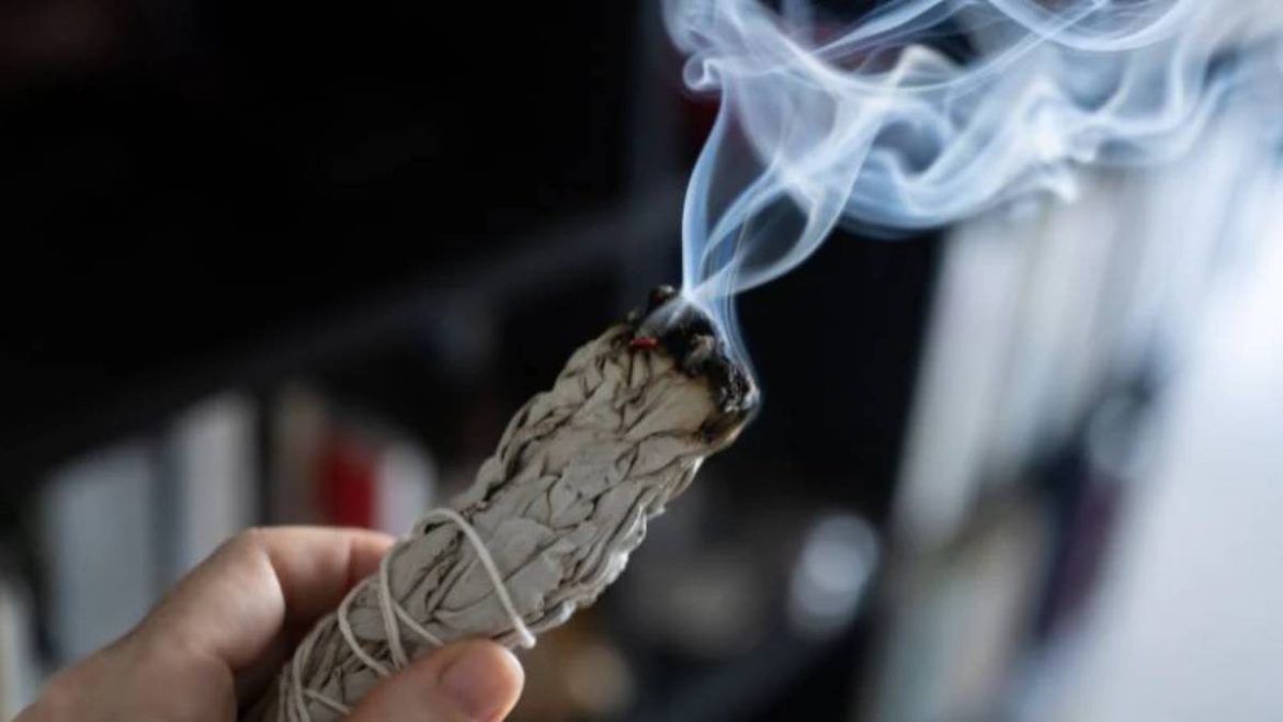 faire-bruler-de-la-sauge-chez-soi-:-une-astuce-magique-qui-va-completement-changer-votre-interieur