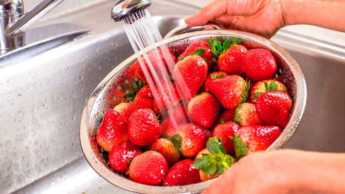 cette-astuce-meconnue-pour-laver-les-fraises-va-vous-surprendre-et-vous-allez-l’adopter-a-coup-sur