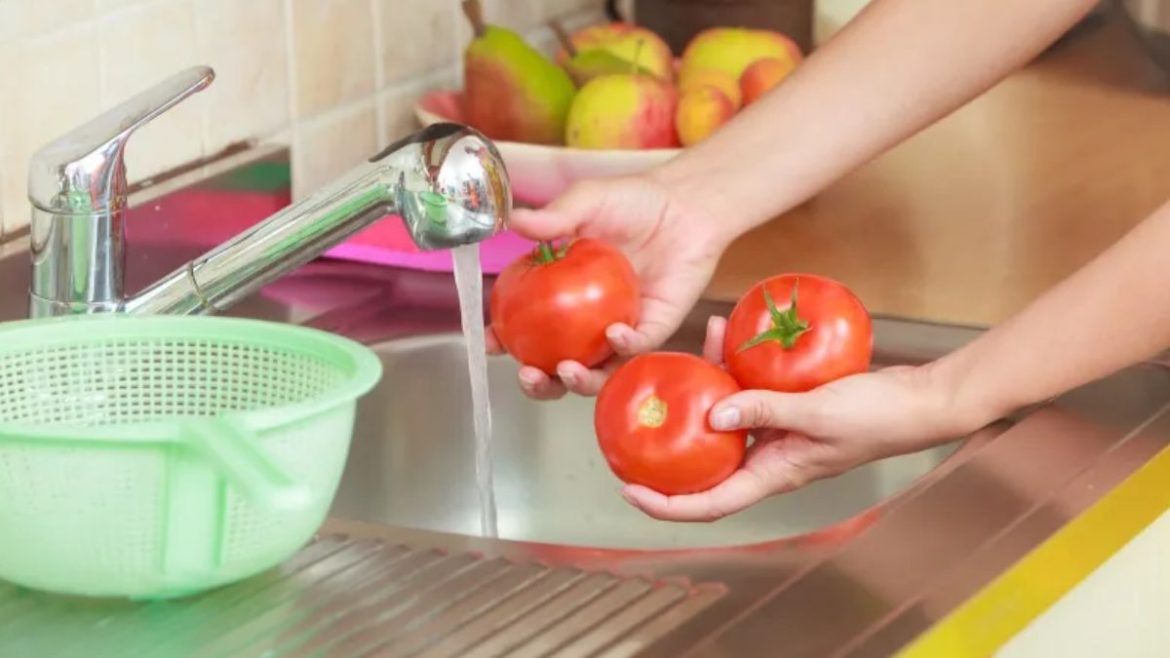 Rincer vos tomates à l’eau ne suffit pas pour enlever les pesticides : voici ce qu’il faut faire Rincer vos tomates à l’eau ne suffit pas pour enlever les pesticides : voici ce qu’il faut faire